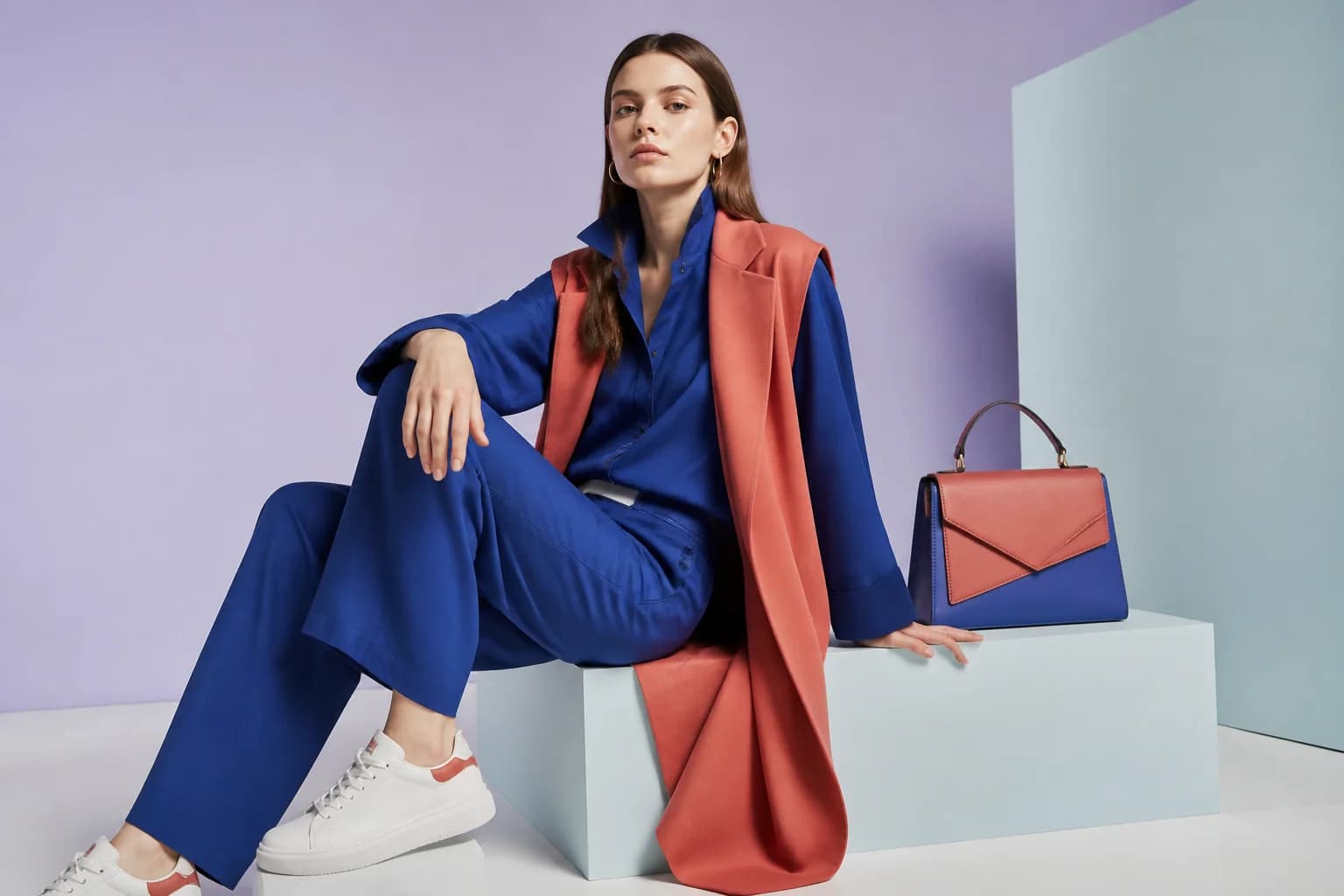 Fashion-кампания в витрине магазина